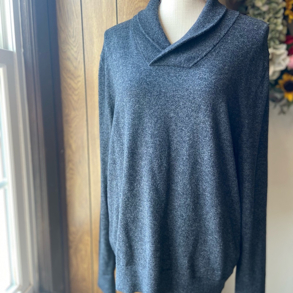 BANANA REPUBLIC sweater. GREAT Condition. Non-Smoking home. Size M.